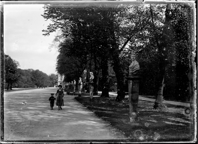Frau mit Kind im Park