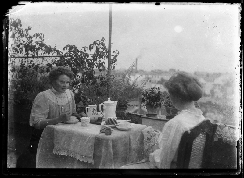 Zwei Damen beim Tee auf dem Balkon